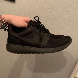 All Black NIKE Roshe🖤